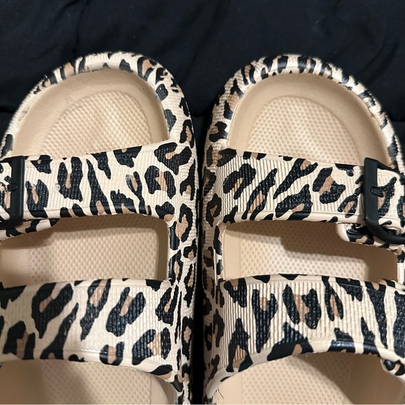 Cloud Slide Sandal, Adjustable House Shoe in Leopard, Size 6 - Picture 6 of 7